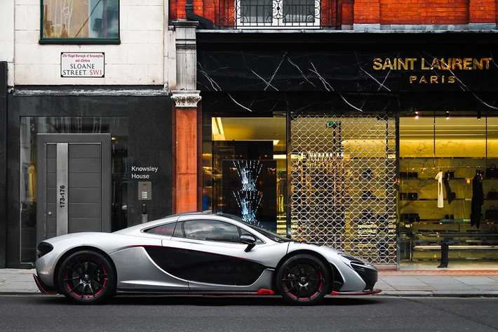 Chưa dừng lại đó, chiếc McLaren P1 “Project 300” còn có đến 2 huy hiệu bên trong khoang nội thất của xe, đây là điều rất hiếm gặp và thể hiện rằng xe đã được chủ nhân cá nhân hoá cá tính. Đầu tiên là logo mang tên của bộ phận cá nhân hoá MSO, đi kèm là dự án của xe và cuối cùng là "1of1" tức chỉ 1 chiếc trên thế giới. Ngoài ra, 1 huy hiệu khác cho thấy xe thuộc chiếc McLaren P1 thứ 300 xuất xưởng.