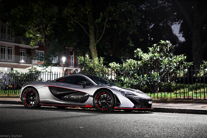 Chiếc siêu xe triệu đô McLaren P1 này có tên gọi là “Project 300”, lý do vì xe mang số thứ tự 300, vì thế, chủ nhân của xe là một đại gia sinh sống ở Doha, Qatar không tiếc tiền nhờ bộ phận cá nhân hoá MSO trang trí lại ngoại và nội thất xe theo phương án không đụng hàng.