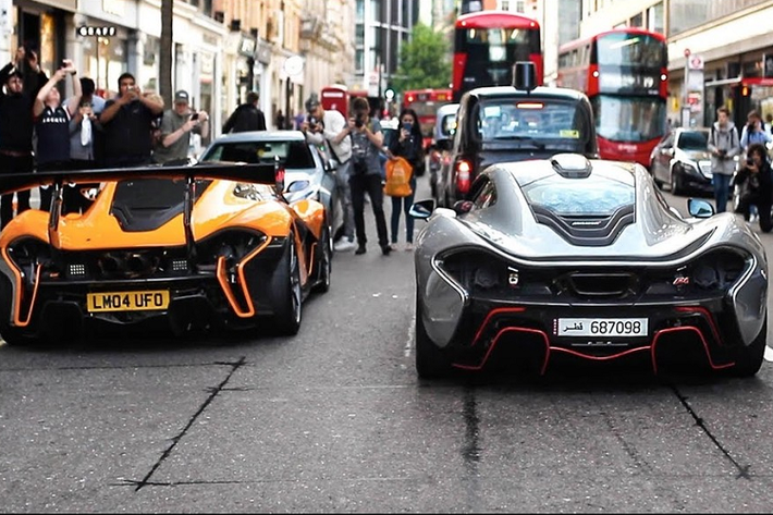 Khoang nội thất của McLaren P1 “Project 300” được bọc da lộn Alcantara đen cùng những chi tiết màu đỏ nổi bật, tương đồng với cách phối ở ngoại thất xe.