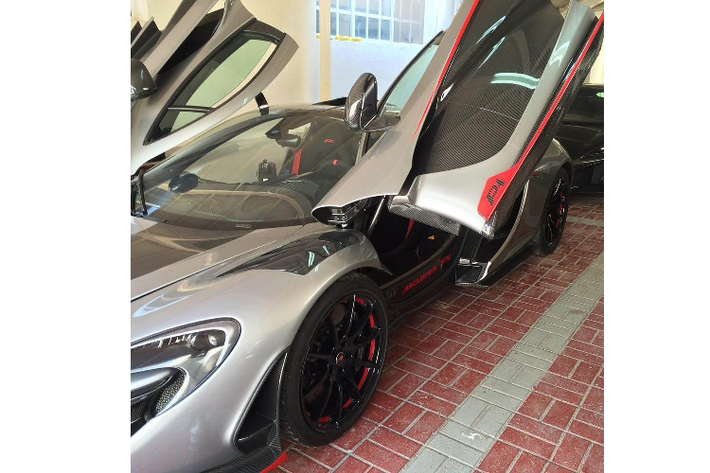 Điểm nhấn khác chính là các viền đỏ chạy xung quanh xe giúp ngoại thất chiếc McLaren P1 “Project 300” trông thật lôi cuốn và thể thao.