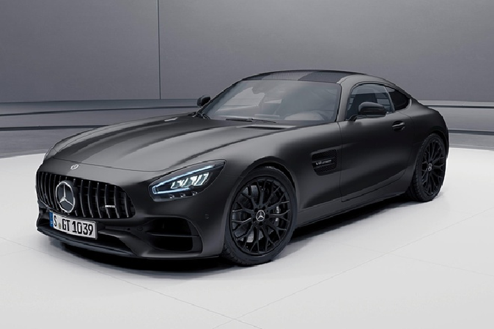 Bên cạnh đó, khách hàng còn có thể sử dụng tùy chọn gói nâng cấp nội thất AMG Interior Night Package với vô lăng AMG, nội thất bọc da đen Nappa họa tiết kim cương, nhiều chi tiết trang trí đen bóng hoặc bằng sợi carbon.