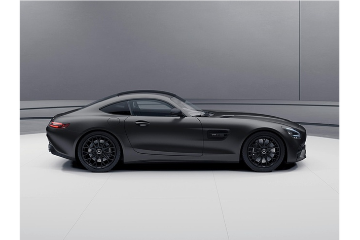 Trong khi đó, phiên bản đặc biệt Night Edition của hai biến thể AMG GT 2021 được trang bị thêm gói ngoại thất AMG Exterior Night Package. Gói ngoại thất này tạo điểm nhấn với các chi tiết sơn đen tại cùm phanh, lưới tản nhiệt, viền đèn pha, hệ thống la-zăng 19 inch (trước) và 20 inch (sau).