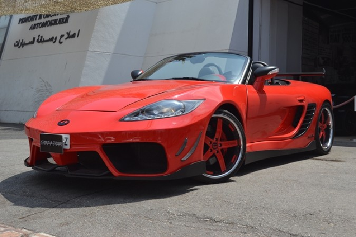 Bên dưới lớp thân vỏ của chiếc xe kỳ lạ đang được chào bán từ công ty Cohen & Cars ở Marbella, Tây Ban Nha này thực chất là một chiếc xe thể thao Porsche Boxster. Nó mang giá 59.900 euro (hơn 1,5 tỷ đồng) nhưng có khả năng không ai sẽ tình nguyện chi ra từng đó tiền để rước về một chiếc xe “không ai biết đấy là gì”.