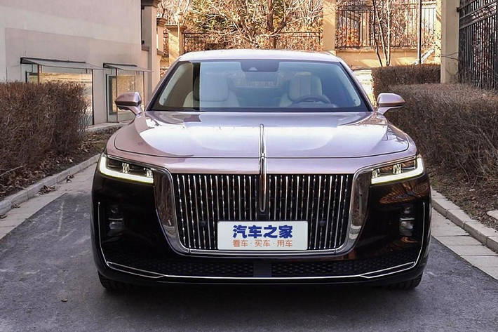 Thương hiệu xe sang Hongqi (Hồng Kỳ) được xem là lâu đời nhất Trung Quốc. Bên cạnh những mẫu xe chuyên chở lãnh đạo cấp cao trong chính phủ, Hongqi cách đây không lâu đã giới thiệu mẫu sedan hạng sang H9 với tham vọng cạnh tranh cùng các tên tuổi đến từ châu Âu như Mercedes E-Class, Audi A6 hay BMW 5-Series.