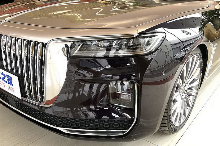 Về kích thước tổng thể, mặc dù nằm trong phân khúc sedan hạng sang cỡ trung, Hongqi H9 thế hệ mới sở hữu chiều dài lên tới 5,2 mét và phần trục cơ sở lên dài hơn 3 mét. Không chỉ vượt trội hơn đa phần các đối thủ như chiếc E-Class L, mẫu sedan nhà Hongqi thậm chí còn “bành trướng” ngang một chiếc sedan full-size.