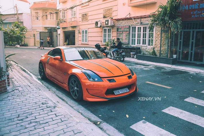 Siêu xe Nissan 350Z được biết đến là một dòng xe thể thao huyền thoại của thương hiệu Nhật Bản đã thành công trên đất Mỹ. Tuy nhiên, ở Việt Nam, 350Z không có được danh hiệu này mặc dù số lượng xe tại dải đất hình chữ S cũng khá nhiều.