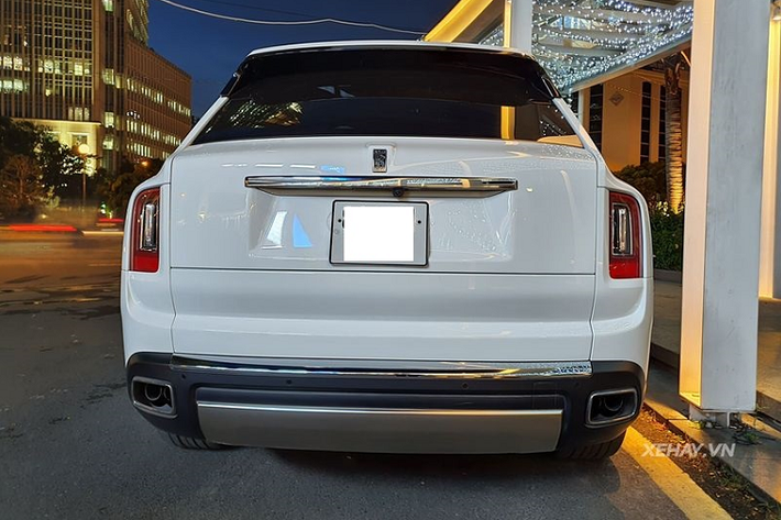 Tại Việt Nam, giá xe Rolls-Royce Cullinan hiện vẫn đang được phân phối chính hãng từ 32,382 tỷ cho đến hơn 50 tỷ đồng.
