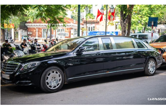 Tính đến nay, số lượng xe siêu sang Mercedes-Maybach S600 Pullman tại Việt Nam mới chỉ dừng lại ở con số hai với một chiếc màu trắng hiện đang “định cư” tại Sài Gòn và một chiếc màu đen tại Hà Nội. Vừa qua, giới mê xe tại Hà Nội đã có cơ hội “hiếm hoi” được chiêm ngưỡng mẫu xe đặc biệt này tại khách sạn Metropole – Nơi được mệnh danh là “Thánh địa siêu xe Hà Nội”.