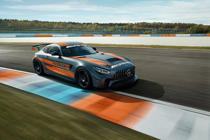Thoạt đầu khi nhìn vào, Mercedes-AMG GT4 2020 mới đã được thiết kế một phiên bản nâng cấp nhỏ bao gồm phần nắp ca pô mới và các hệ thống đèn chiếu sáng mới. Đặc biệt, theo Mercedes công bố, đèn pha LED mới đem đến cho chiếc xe khả năng chiếu sáng tốt hơn khi vận hành trên đường đua.