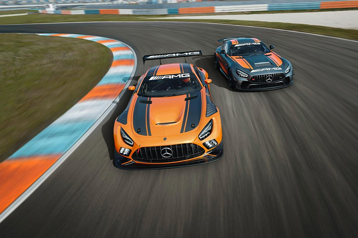 Tất cả những thay đổi trên xe đua Mercedes-AMG GT4 2020 mới này hứa hẹn sẽ cải thiện khả năng làm mát phanh nhanh chóng đối với những chiếc xe đua bền bỉ. Nói về hệ thống phanh, chiếc xe đã được trang bị bình dầu phanh lớn hơn và đĩa trước mới được phát triển. Những thay đổi này giúp chiếc xe vận hành ổn định hơn, hiệu quả hơn cũng như tăng tuổi thọ của hệ thống phanh.