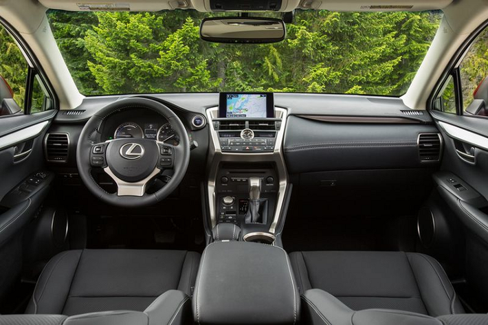 Chưa hết, để đem đến cho hành khách trên xe trải nghiệm âm nhạc tuyệt vời hơn nữa, Lexus cung cấp cho NX mới hệ thống âm thanh cao cấp Mark Levinson cùng gói chỉ đường nâng cấp, bổ sung thêm HomeLink.