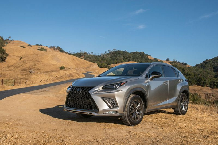 Lexus NX 300 mới có thể tăng tốc từ 0-96 km/h trong 7,2 giây ở bản cầu trước tiêu chuẩn và giảm còn 7 giây với bản AWD, cả hai bản đều có tốc độ tối đa 200 km/h.