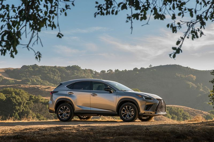 Chiếc crossover cao cấp Lexus cũng được bổ sung màu sơn ngoại thất mới là Nori Green Pearl, đồng thời xóa bỏ Blue Vortex Metallic khỏi bảng màu.