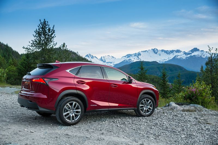 Một lựa chọn khác dành cho khách hàng là bản hybrid NX 300h, được trang bị động cơ 2.5L 4 xi-lanh kết hợp với 3 động cơ điện, hệ dẫn động AWD cho tổng công suất 194 mã lực. Chiếc crossover lai cần 9,1 giây để tăng tốc 0-96 km/h trước khi cán tốc độ tối đa 180 km/h.