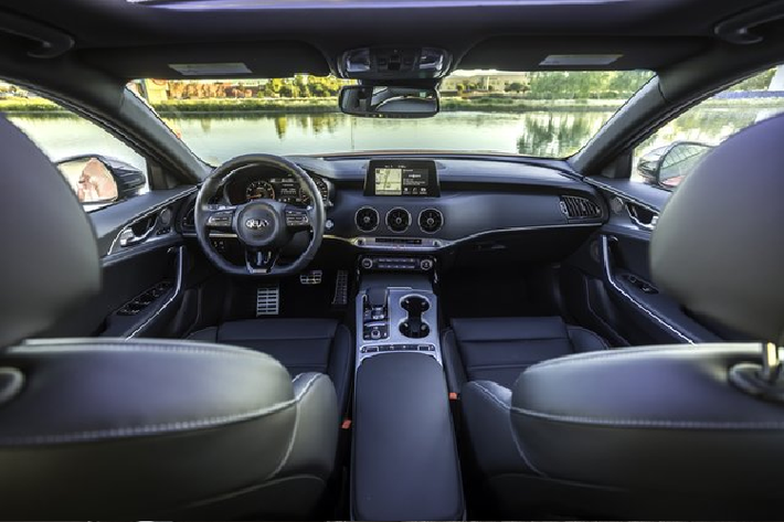 Bên cạnh đó, Kia Stinger còn có bộ lazăng mới với tùy chọn kích thước 18 hoặc 19 inch, cùng với đó là tùy chọn đầu ống xả màu bằng lớn hơn và cản sốc sau dáng thể thao. Hai tùy chọn nâng cấp ngoại thất mới cũng sẽ được bán riêng cho khách hàng lựa chọn. Tùy vào thị trường, khách hàng có thể lựa chọn gói nâng cấp Dark Package hoặc Black Package.