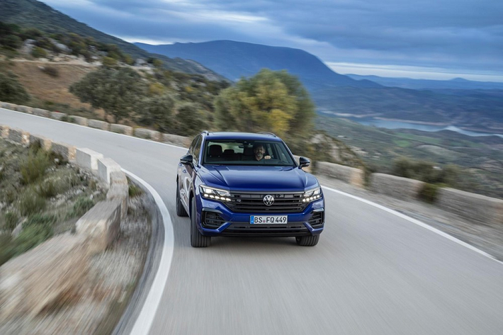 Trước thềm triển lãm Geneva Motor Show diễn ra vào tháng 3 tới đây, thương hiệu xe Đức Volkswagen vừa công bố thông tin và hình ảnh về phiên bản hiệu năng cao của mẫu xe Volkswagen Touareg mới, dòng SUV cỡ trung mà hãng đang bán ra thị trường.