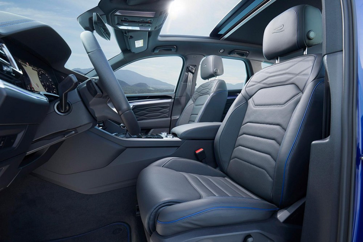 Về mặt thiết kế, mẫu Volkswagen Touareg R động hybrid có điểm đặc biệt là cản sốc cùng màu với thân xe, đi kèm logo chữ R nổi bật. Ốp vòm bánh xe, ốp nẹp dưới cửa ốp hốc hút gió, ốp dưới mặt ca lăng và ốp viền gương chiếu hậu đều có màu đen tương phản với dàn áo của xe. Cụm đèn chiếu sáng màu khói, logo chữ R, bộ lazăng hợp kim Braga kích thước 20 inch và ốp đầu ống xả hình thang là các chi tiết đặc biệt trên xe.
