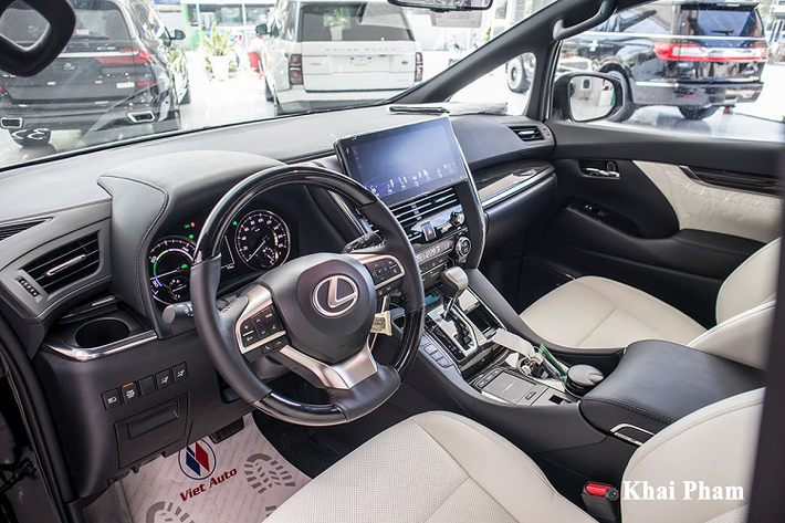 Tuy nhiên, Lexus LM300h 2020 sinh ra cũng có lý do bởi xe sẽ hướng đến những đối tượng khách hàng cần một chiếc xe gia đình rộng rãi và đẳng cấp. Hơn nữa, với phiên bản 4 chỗ, Lexus LM300h còn phục vụ những ông chủ đích thực, một khía cạnh mà Lexus LX570 đang làm rất ấn tượng tại Việt Nam.