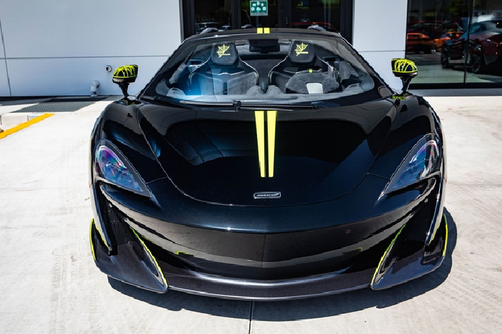 Vận tốc tối đa của 600LT Spider khoảng 323 km/h khi đóng mui, và 315 km/h nếu mở mui. Mức giá của mẫu xe này vẫn chưa được McLaren Newport Beach công bố. Chắc chắn, giá xe McLaren 600LT Spider đặc biệt này sẽ cao hơn nhiều so với 275.500 USD cho một chiếc McLaren 600LT Spider tiêu chuẩn.