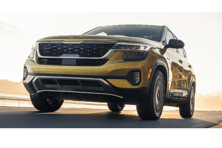SUV cỡ nhỏ Kia Seltos là mẫu xe nằm giữa Kia Soul và Kia Sportage. Chiếc xe cũng thừa hưởng nhiều đặc điểm của mẫu Concept SP Signature với thiết kế góc cạnh, các đường dập nổi sắc nét.