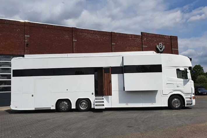 Để đảm bảo cung cấp điện nước cho mọi thứ, chiếc Scania của VAEX có chở theo 750 lít nước sạch, một bình chứa 450 lít nước thải từ nhà bếp, và một bình chứa nước thải sinh hoạt cỡ 200 lít. Một hệ thống bình nước nóng sẽ có nhiệm vụ cung cấp nước nóng cho cả nhà tắm và sưởi ấm sàn xe. Trong khi đó, các máy phát điện chạy dầu sẽ cung cấp điện.