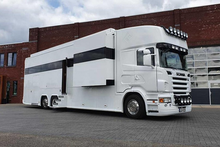 Cỗ máy tuyệt vời mà chúng ta nói đến ở đây không chỉ đơn thuần là một mẫu motorhome tiện nghi vì chính xác hơn thì nó giống như một khách sạn thu nhỏ di động. Phần đầu xe giúp người ta nhận ra rằng nó được chế tạo dựa trên xe đầu kéo Scania R480, đồng nghĩa nó là một sản phẩm chỉ dành cho thị trường châu Âu.