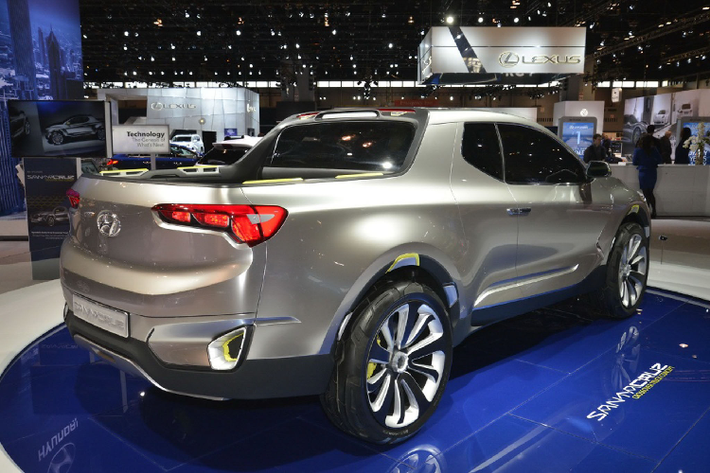 Cuối cùng, một tin không kém phần quan trọng là bán tải của Hyundai và Kia sẽ được phát triển dựa trên một khung gầm hình thang rời (ladder-frame), khác hoàn toàn với mẫu concept Santa Cruz sử dụng khung gầm liền khối (unibody) mà hãng Hyundai từng giới thiệu.