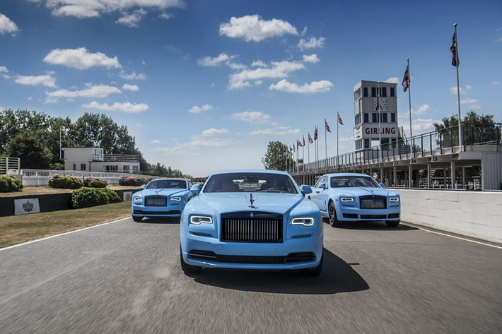 Nhưng bộ sưu tập mang tên Rolls-Royce Paradiso Collection lại cho thấy điều ngược lại, bộ 3 xe Rolls-Royce này lại mang màu nổi, xanh Quail Blue độc quyền và đẹp mắt. Tuy nhiên, các chi tiết như mâm carbon, logo Spirit of Ecstasy hay một số chi tiết vốn mạ crôm nay được hoàn thành với màu đen đúng với những gì hãng xe Anh quốc đã công bố trước đó cho phiên bản Black Badge.