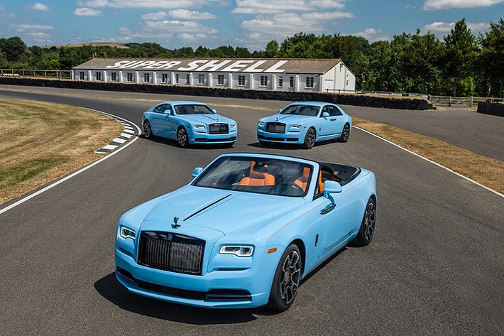 Như vậy, dàn xe siêu sang Rolls-Royce này không chỉ có bộ áo đồng phục mà còn có tiểu sử đầy bí ẩn chính là đều thuộc phiên bản "Bóng Đêm". Quay trở lại với những chiếc xe siêu sang như Rolls-Royce Dawn, Rolls-Royce Ghost hay Rolls-Royce Wraith thuộc phiên bản Black Badge sẽ có bộ áo màu tối nhằm thể hiện đúng với tên phiên bản xe.