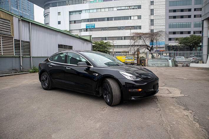 Tesla Model 3 2020 mới bản Long Range mới cập bến Việt Nam là mẫu xe điển hình với khả năng chạy 500 km/lần sạc. Tesla Model 3 mới có nhiều chi tiết khá đặc biệt, thiết kế của thương hiệu Mỹ cũng đơn giản hoá tối đa các chi tiết.
