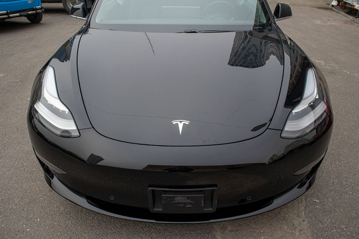 Bên sườn, mẫu xe ôtô mới Tesla Model 3 được trang bị bộ vành hợp kim Aero Wheels có kích thước 18 inch, gương chiếu hậu tự động gập, phần viền dưới là dải crom kéo dài vào thân xe. Không giống như những chiếc xe hơi thông thường,