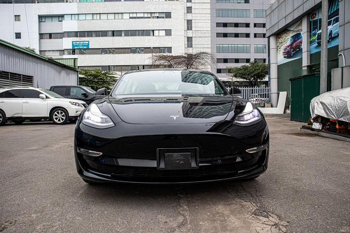 Tesla là một hãng công nghệ đến từ Mỹ được sáng lập bởi tỷ phú Mỹ Elon Musk, sau đó công ty này "lấn sân" sang lĩnh vực xe hơi nhưng không phải sản xuất động cơ đốt trong mà là xe chạy hoàn toàn bằng điện. Mẫu xe điện Tesla đầu tiên là Roadster, ra đời năm 1882 sử dụng mô tơ điện xoay chiều cùng những tấm pin lithium-ion.