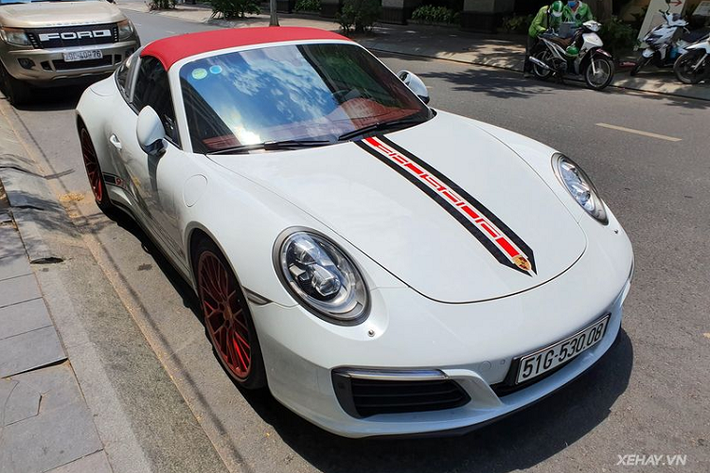 Siêu xe Porsche 911 là một tượng đài lớn trong làng xe thế giới. Khác với các phiên bản khác, phiên bản Targa 4S của dòng xe huyền thoại 911 sở hữu bộ mui xếp vô cùng độc đáo với nắp che bằng kính trong suốt. Điều này không chỉ mang tới vẻ đẹp hấp dẫn cho mẫu siêu xe thể thao nước Đức mà còn góp phần tạo nên điểm nhấn không thể bị lu mờ giữa 911 Targa S và các mẫu xe đình đám khác.