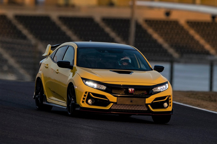 Honda Civic Type R 2021 mới đã được phân phối tại thị trường Mỹ với mức giá từ 37.500 USD (gần 900 triệu đồng). Đắt hơn đời cũ 500 USD, Civic Type R 2021 gần như không có sự khác biệt. Tuy nhiên, Honda vẫn biết cách bù đắp cho khách hàng khi ra mắt phiên bản giới hạn Civic Type R Limited Edition. Honda sản xuất 600 chiếc Civic Type R Limited Edition cho thị trường Mỹ với giá 44.000 USD (khoảng hơn 1 tỷ đồng).