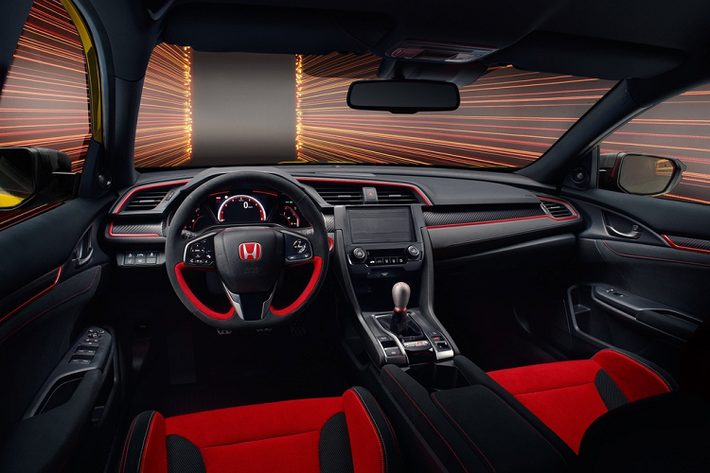Là mẫu xe chú trọng cảm giác lái, Honda Civic Type R Limited Edition có khung gầm được tinh chỉnh, hệ thống giảm xóc thể thao hơn, hệ thống lái được cải thiện khả năng kiểm soát và độ phản hồi.
