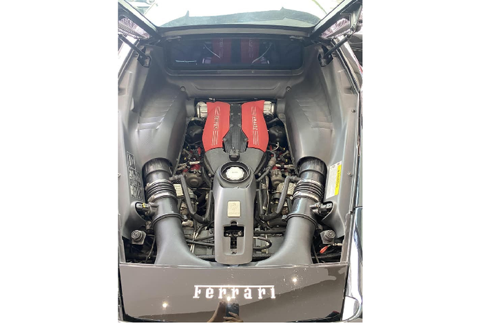Hãng độ Liberty Walk cung cấp hai cánh gió đuôi cho siêu xe Ferrari 488 GTB bao gồm một cánh gió tầm thấp và một siêu cánh gió được gắn từ nửa đuôi xe kéo dài lên rất hầm hố. Tuy nhiên, cánh gió đuôi trên chiếc siêu xe Ferrari 488 GTB độ Liberty Walk độc nhất Việt Nam lại được chủ nhân lấy từ bản độ trước đó của xe là Novitec Rosso.