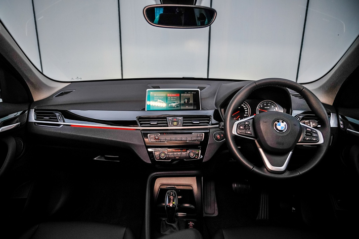 Bên trong, BMW X1 sDrive18i thế hệ mới được trang bị ghế bọc da Dakota, vô-lăng 3 chấu bọc da và các chi tiết trang trí đen bóng.