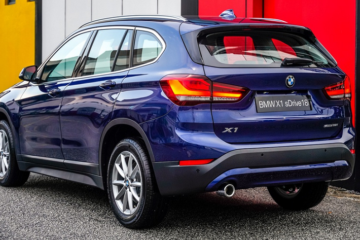 Với mức giá 48.900 USD (khoảng 1,13 tỷ đồng), X1 sDrive18i là mẫu BMW có giá rẻ nhất tại Malaysia. BMW X1 sDrive18i giá mềm hơn rất nhiều so với phiên bản tại Việt Nam có giá khoảng 80.800 USD (khoảng 2,06 tỷ đồng). Điều này cũng dễ hiểu khi X1 tại Malaysia là bản lắp ráp trong nước còn phiên bản phân phối tại Việt Nam được nhập khẩu từ Đức.