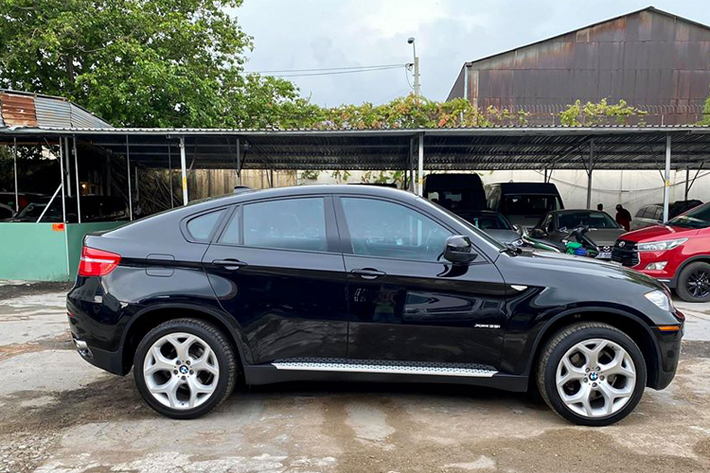 Trên thị trường xe cũ, có nhiều chiếc BMW X6 vẫn giữ được diện mạo khá mới sau thời gian sử dụng 10 năm nhờ được chủ nhân bảo quản cẩn thận. Thậm chí có nhiều xe đã bảo dưỡng, đại tu thay thế phụ tùng đầy đủ để đảm bảo khả năng vận hành ổn định, mà nếu may mắn và kinh nghiệm người mua xe cũ sẽ tìm được.