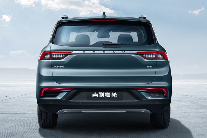 Nội thất của Geely VX11 tương đối rộng rãi, cửa sổ có thiết kế lớn. Xe cũng có cửa sổ trời toàn cảnh, màn hình giải trí cảm ứng có kích thước ngang máy tính bảng.