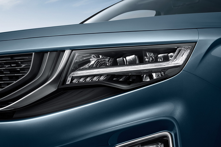 Geely VX11 thế hệ mới có kích thước dài x rộng x cao lần lượt là 4.835 x 1.900 x 1.780 mm, trục cơ sở 2.815 mm. So với Mazda CX-8, VX11 ngắn hơn 65 mm, rộng hơn 60 mm và cao hơn 50 mm.