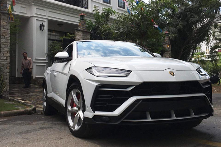 Hãng siêu xe Lamborghini trang bị đến 6 chế độ lái cho siêu SUV Urus và gọi là Anima. Ngoài 3 chế độ lái quen thuộc trên các siêu xe như Strada (đường phố), Sport (thể thao), Corsa (đường đua), siêu SUV Urus còn có thêm 3 chế độ lái khác là Sabbia (đường cát), Terra (việt dã) và Neve (tuyết).