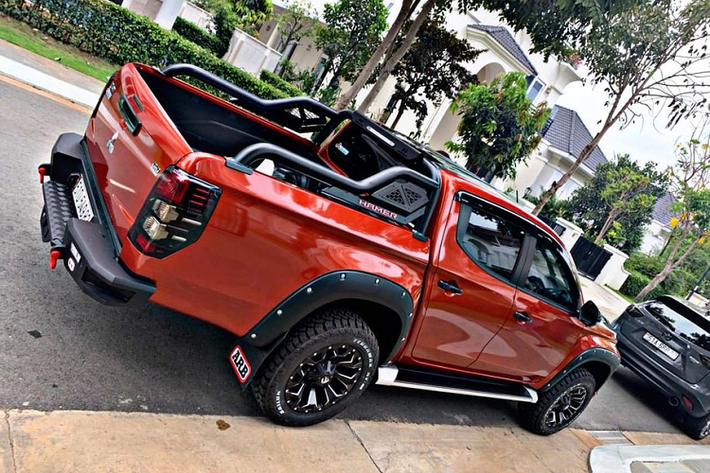 Chiếc bán tải Mitsubishi Triton mới này còn được trang bị khá nhiều phụ kiện như cản sau hiệu Hamer với giá 15,5 triệu đồng. Thanh thể thao với giá khoảng 13,5 triệu đồng... cùng nhiều phụ kiện đi kèm khác.