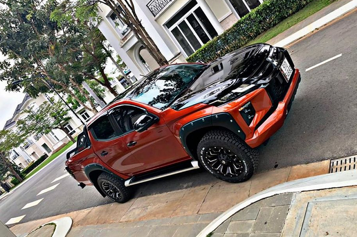 Một chủ xe bán tải Mitsubishi Triton tại khu vực TP HCM đã quyết định độ lại chiếc xe bán tải thân yêu của mình theo phong cách hầm hố và cá tính hơn. Theo tìm hiểu, tổng thời gian cho quá trình độ xe này chỉ mất khoảng 1,5 ngày với kinh phí khoảng 100 triệu đồng. Và kết quả thực sự ấn tượng, khiến không ít các fan của dòng xe bán tải "phát thèm".