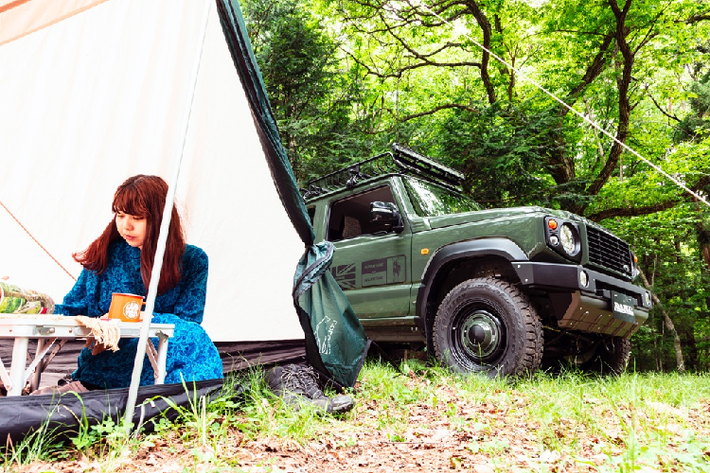Theo đó, phiên bản Suzuki Jimny giá rẻ 3 cửa được thay thế các chi tiết trang trí ngoại thất được lấy cảm hứng từ mẫu SUV Anh quốc. So với thiết kế nguyên bản, Suzuki Jimny sau khi nâng cấp gói độ "little D" của Damd có phong cách bụi bặm và mạnh mẽ hơn.