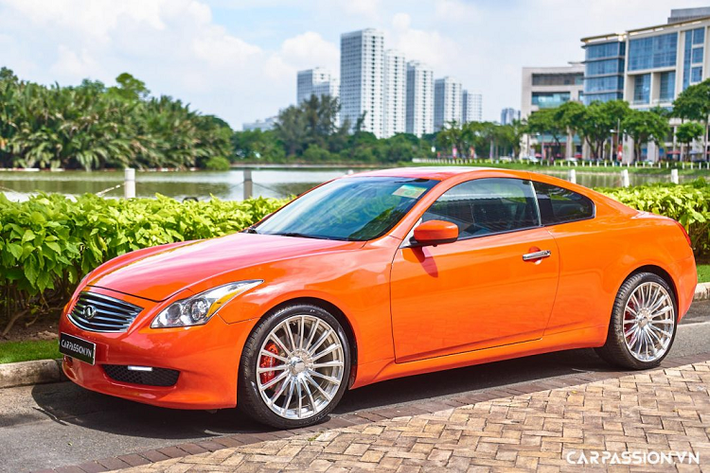 Nếu như Honda có Acura, Toyota có Lexus thì Nissan cũng gây dựng tên tuổi trong phân khúc xe sang với nhãn hiệu Infiniti và từng cho ra mắt nhiều mẫu xe lừng danh, trong số đó có loạt G-series. Chiếc Infiniti G37 coupe đời cũ trong bài viết này thuộc thế hệ G-series thứ 4, ra mắt lần đầu năm 2008 và đóng vai trò là một phiên bản thể thao năng động hơn của mẫu G35 sedan.
