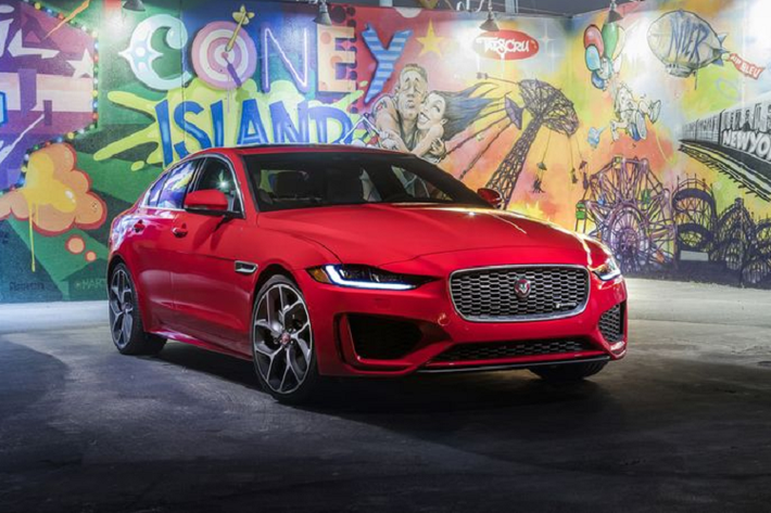 Jaguar XE thế hệ mới là mẫu sedan thể thao nhỏ nhất trong gia đình Jaguar Anh Quốc. Được ra mắt lần đầu tiên vào năm 2014, XE đã nhanh chóng tạo lập được vị thế riêng của mình so với các đối thủ cùng phân khúc như C-Class của Mercedes-Benz, 3-Series của BMW hay A4 của Audi.