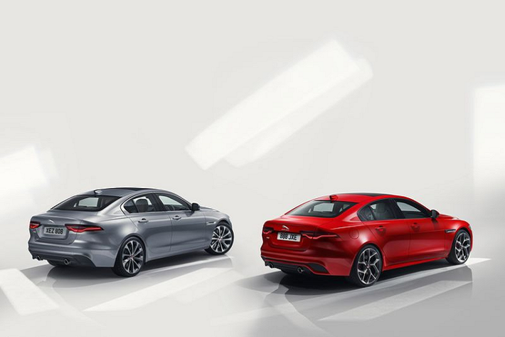 Ở phía trước, Jaguar XE 2020 nổi bật nhờ cặp đèn chiếu sáng LED với thiết kế sắc cạnh và có phần dữ dằn, đúng theo tinh thần của một chú báo săn mồi. Bên cạnh đó, mặt ca-lăng hình chữ nhật kích thước vừa phải kết hợp cùng cản dưới thể thao cũng mang tới cảm giác khoẻ khoắn hơn cho XE 2020.