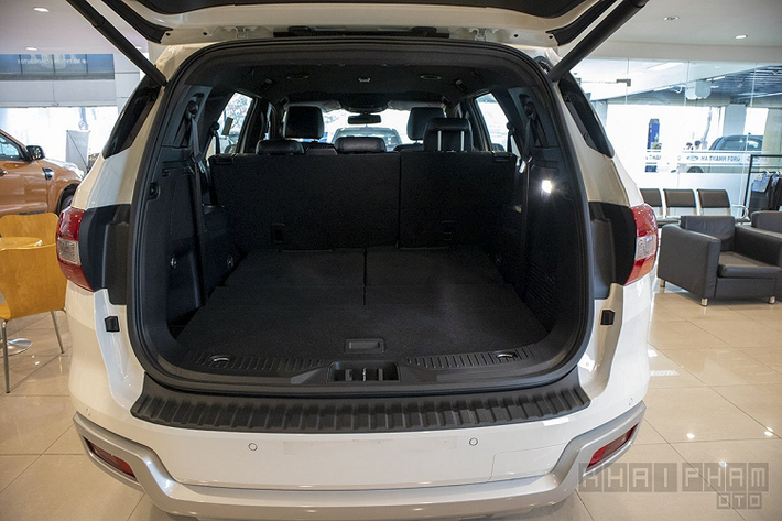 Ford Everest Titanium 4WD vẫn sử dụng động cơ dầu Diesel 2.0L Bi-Turbo mạnh mẽ nhất với công suất tối đa 210 mã lực và mô-men xoắn cực đại 500 Nm kết hợp cùng hộp số tự động 10 cấp mới. Những bản còn lại, Ford Everest 2020 chỉ sử dụng khối động cơ 2.0L Turbo cho công suất 177 mã lực và mô-men xoắn 420 Nm kết nối với hộp số tự động 10 cấp hoặc hộp số sàn 6 cấp tuỳ bản.