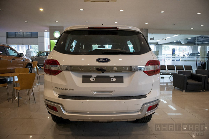 Giá xe Ford Everest 2020 chính hãng được bán ra trên toàn quốc không đổi so với trước, dao động từ 999 đến 1,399 triệu đồng. Đây được xem là đối thủ "đáng gờm củ" Toyota Fortuner, Mitsubishi Pajero Sport và Nissan Terra tại thị trường Việt Nam trong năm 2020 này.